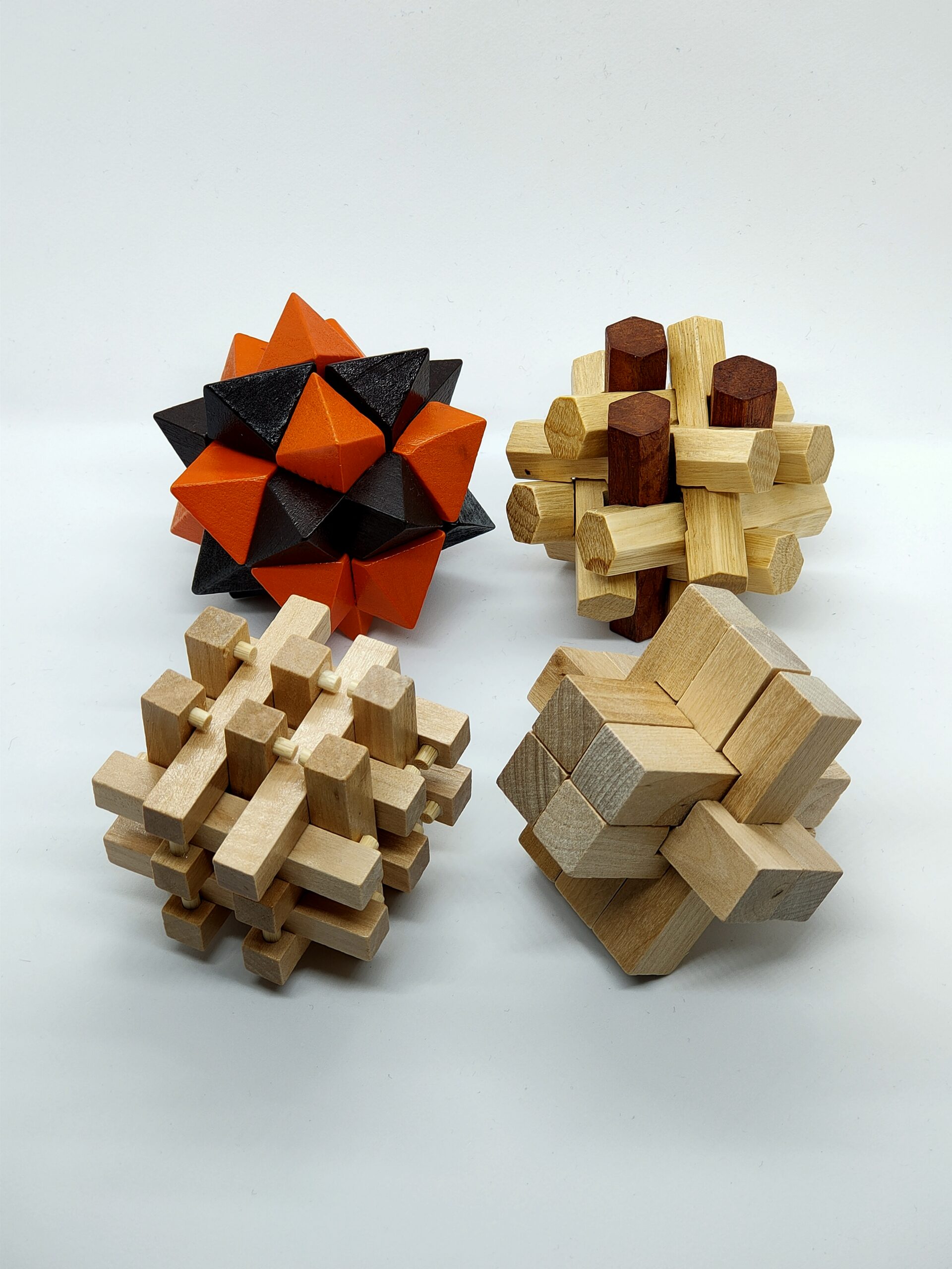 Rompecabezas de madera en tres dimensiones